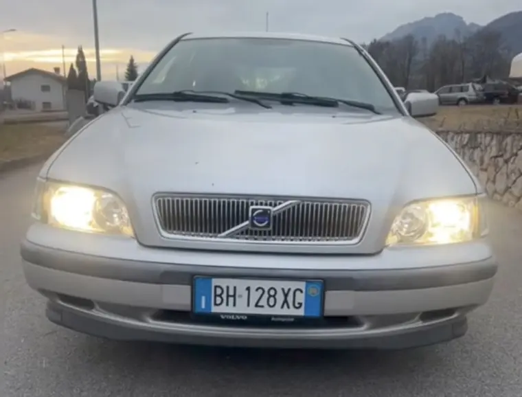 Volvo v40